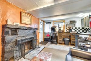 sala de estar con chimenea y cocina en 4 Mi to Downtown Estes Park Nature Retreat, en Drake 18 fotos más