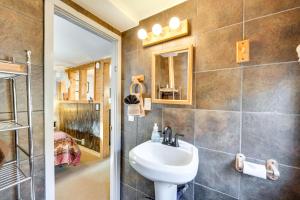 un baño con lavabo y ducha en 4 Mi to Downtown Estes Park Nature Retreat, en Drake