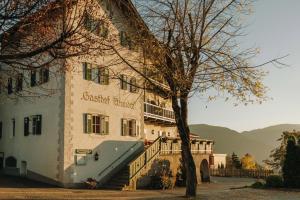 a building with a staircase in front of it at Gasthof Wunder in Auna di Sotto