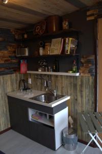 Kuchyň nebo kuchyňský kout v ubytování Hunters little house + 4 fotografie