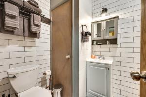 Koupelna v ubytování Private Hot Tub and Fishing On-Site Cabin in Drake + 24 fotografií