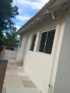 a white garage door with a window on a house at Chalé canto do bugiu in Rio do Sul