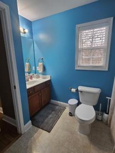 Ένα μπάνιο στο Spacious 3 BR Retreat in Leland