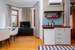 a kitchen with a counter and a table with chairs at Exclusive House with 2 Apartments including 4 Bedrooms and 4 Bathrooms in Total in Istanbul +18 photos