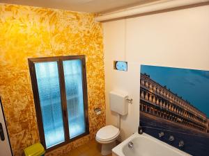une salle de bain avec toilettes et un tableau au mur dans l'établissement My Rialto Palace, à Venise 99 autres photos