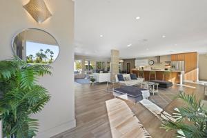 Χώρος καθιστικού στο Bon Vivant Palms - 4BR in Movie Colony
