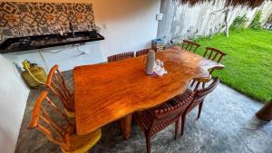 a wooden dining table and chairs in a room at Euodoo in São Miguel dos Milagres