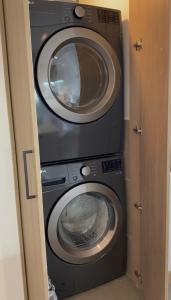 a washing machine and a dryer in a room at Suite de lujo con balcón en Edificio NEO in Quito +12 photos