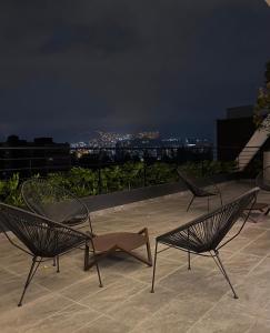 Galería fotográfica de Suite de lujo con balcón en Edificio NEO en Quito