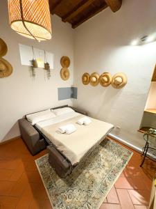 A bed or beds in a room at Vinegia N5 - Clemente & Settimo Apartments