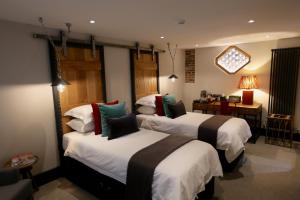 A bed or beds in a room at Blacksmiths Clayworth 