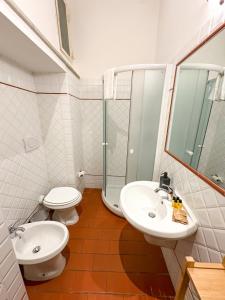 A bathroom at Vinegia N5 - Clemente & Settimo Apartments