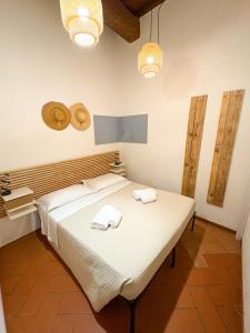A bed or beds in a room at Vinegia N5 - Clemente & Settimo Apartments