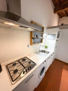 A kitchen or kitchenette at Vinegia N5 - Clemente & Settimo Apartments