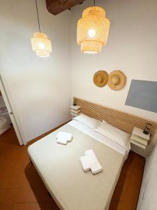 A bed or beds in a room at Vinegia N5 - Clemente & Settimo Apartments