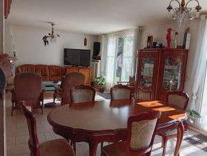 Μια τηλεόραση ή/και κέντρο ψυχαγωγίας στο Villa grand confort proche Versailles et Paris