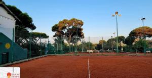 Tenis a/nebo squash v ubytování CASASANTOSA un tuffo in mare e sport nebo okolí