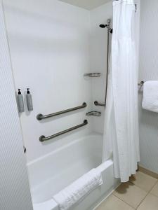 Kúpeľňa v ubytovaní Courtyard by Marriott Fishkill
