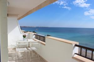a balcony with a table and chairs and the ocean at Apartamento Quesada in Pilar de la Horadada
