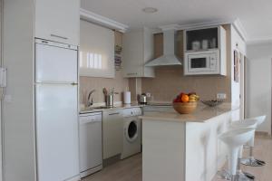 A kitchen or kitchenette at Apartamento Quesada