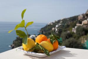 a bowl of oranges and lemons sitting on a table at A casa di Laura in Amalfi