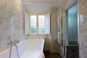 Koupelna v ubytování Domus Nannini SPA - L' Arco di Matteotti