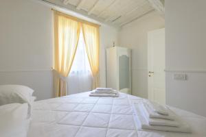 Postel nebo postele na pokoji v ubytování Domus Nannini SPA - L' Arco di Matteotti