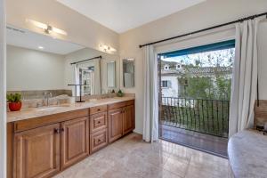 Ένα μπάνιο στο Downtown Villa di Lusso - 4BR Luxury Home +33 φωτογραφίες