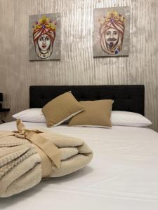 Giường trong phòng chung tại Antica Sicilia Rooms and Breakfast +37 ảnh