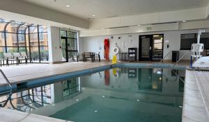 Bazén v ubytovaní Courtyard by Marriott Fishkill alebo v jeho blízkosti