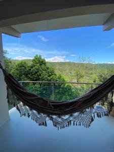 d'un hamac sur un balcon avec vue. dans l'établissement Estadia Fox, à Lençóis