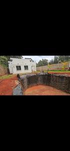 un edificio con un muro di pietra di fronte di Superhome a Nyeri