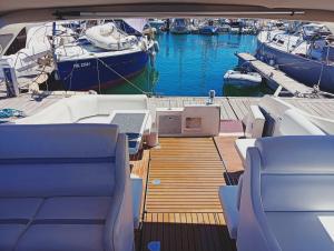 vista sul ponte di una barca con imbarcazioni in acqua di Bluechip a Portimão