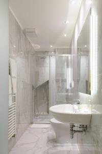 Koupelna v ubytování Domus Nannini SPA - L' Arco di Matteotti + 37 fotografií