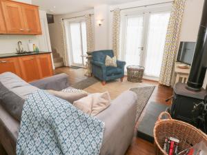 ein Wohnzimmer mit Couch und Ofen in der Unterkunft No 1 The Hinges in Newquay
