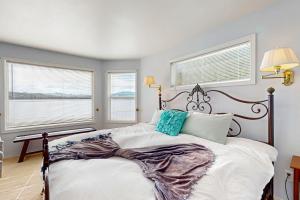 Ένα ή περισσότερα κρεβάτια σε δωμάτιο στο Lakefront Retreat