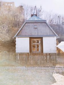 mały dom za drewnianym płotem w obiekcie MYdomek . Mały Domek w Kazimierzu w Kazimierzu Dolnym +17 zdjęć