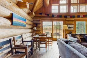 Istumisnurk majutusasutuses Eaglet Log Home