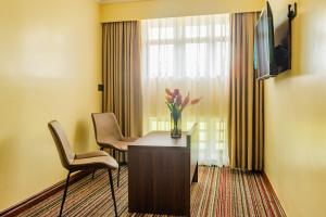 TV a/nebo společenská místnost v ubytování Karen Plains Hotel Nairobi