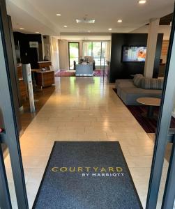 Televízia a/alebo spoločenská miestnosť v ubytovaní Courtyard by Marriott Fishkill