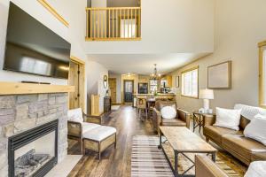 Dapur atau dapur kecil di Nisswa Townhome with Boat Slip and Gull Lake Access!