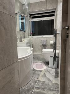 Bilik mandi di Entire Modern 2- Bedroom Apartment Modern Comfort Near Central London