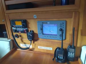 Ein Zimmer mit zwei Handys und einem Computer an der Wand in der Unterkunft Timeresci in Calheta