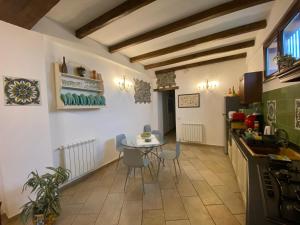a kitchen and dining room with a table and chairs at Casa Francesco in Forza dʼAgro