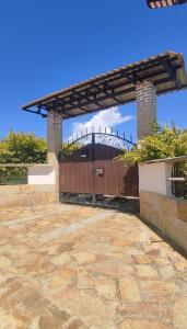 an entrance to a driveway with a wooden gate at Guanentina Casa Campestre-Villanueva, cerca Barichara in Villanueva