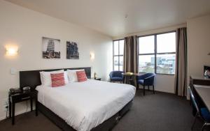 Distinction New Plymouth Hotel客房内的一张或多张床位