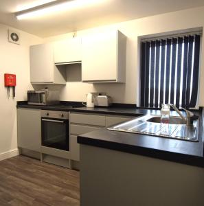 Кухня или мини-кухня в OYO Victoria Apartments
