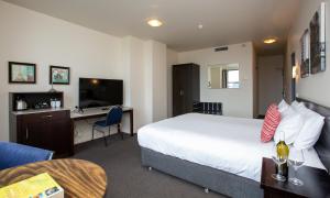 Distinction New Plymouth Hotel的电视和/或娱乐中心
