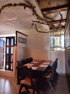 a dining room with a table and chairs at Guanentina Casa Campestre-Villanueva, cerca Barichara in Villanueva