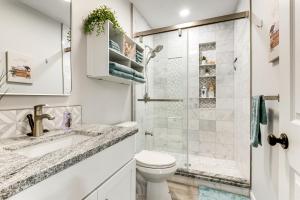 Un baño de Renovated Logan Home with Pond and Fire Pit 37 fotos más